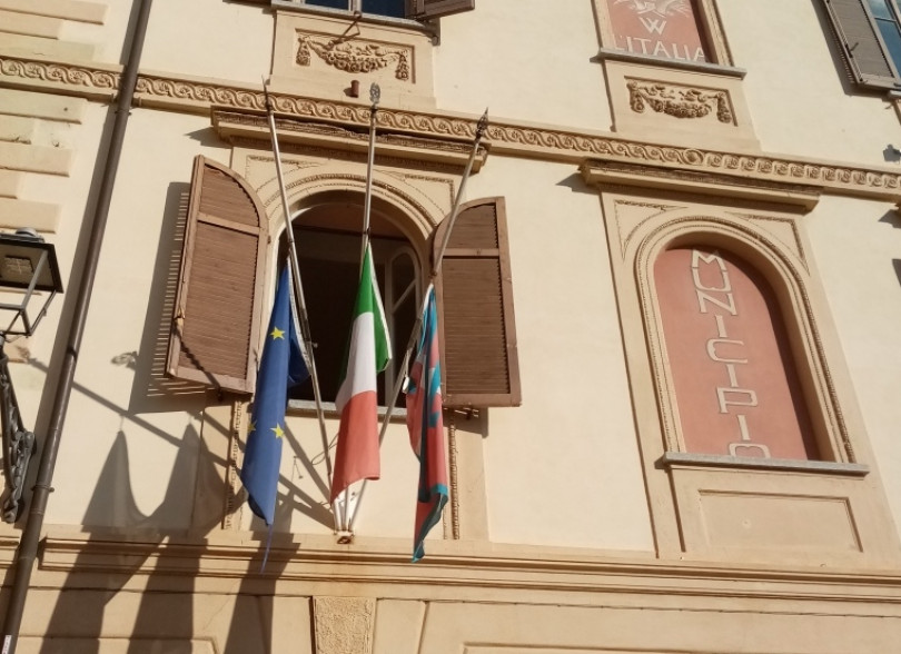 A Valenza e Fubine bandiere a mezz’asta per le donne afghane